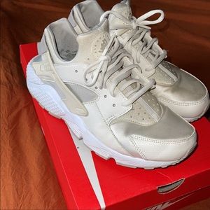 Beige Nike haurache / size 9.5 women’s